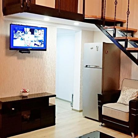 Bright And Cozy Apartment On Aghmashenebeli Avenue تبليسي المظهر الخارجي الصورة