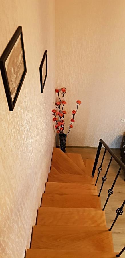 Bright And Cozy Apartment On Aghmashenebeli Avenue تبليسي المظهر الخارجي الصورة