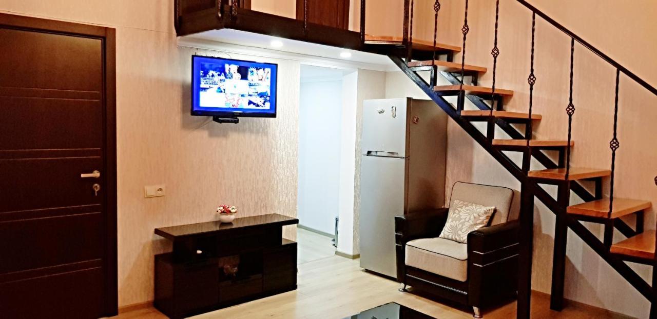 Bright And Cozy Apartment On Aghmashenebeli Avenue تبليسي المظهر الخارجي الصورة