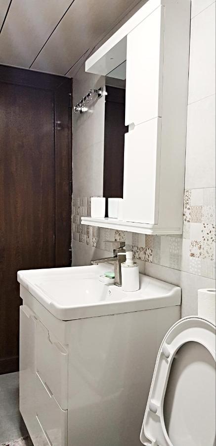 Bright And Cozy Apartment On Aghmashenebeli Avenue تبليسي المظهر الخارجي الصورة